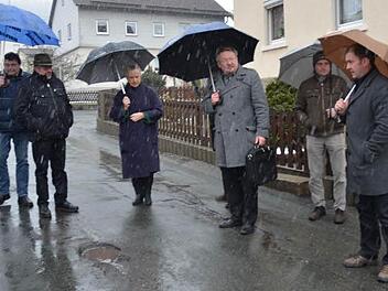 Das stürmische Winterwetter passte so richtig zur miesen Stimmung der Marktgemeinderäte bei der Besichtigung der maroden Straßen durch Pressig (von links): Dritter Bürgermeister Wolfgang Förtsch, Berthold Nickol, Anita Swiduruk, Bürgermeister Hans Pietz, Geschäftsleiter Edmund Lang und Klaus Dressel. Noch müssen sie in der Ostlandstraße den Schlaglöchern ausweichen, diese sollen jedoch bald der Vergangenheit angehören.