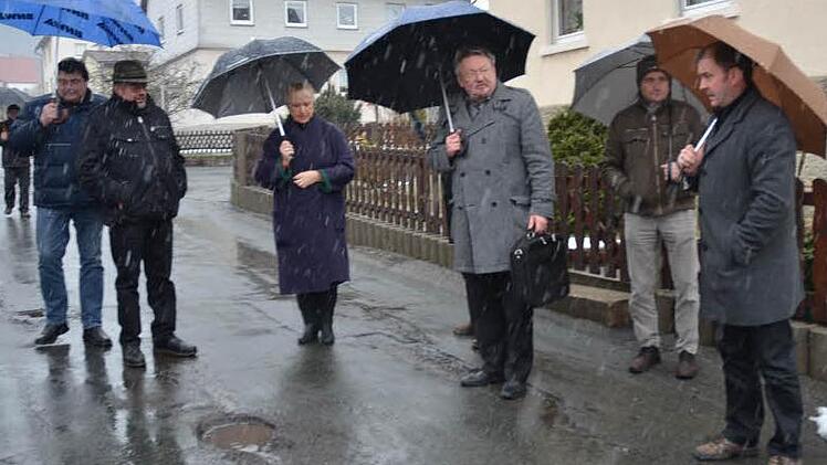 Das stürmische Winterwetter passte so richtig zur miesen Stimmung der Marktgemeinderäte bei der Besichtigung der maroden Straßen durch Pressig (von links): Dritter Bürgermeister Wolfgang Förtsch, Berthold Nickol, Anita Swiduruk, Bürgermeister Hans Pietz, Geschäftsleiter Edmund Lang und Klaus Dressel. Noch müssen sie in der Ostlandstraße den Schlaglöchern ausweichen, diese sollen jedoch bald der Vergangenheit angehören.