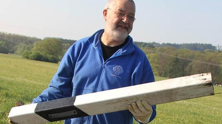 Der Leitpfosten ist völlig intakt, wundert sich Franz Schübel.