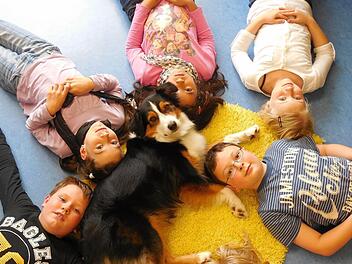 Entspannung mit "Kalthy" nach den Hausaufgaben (von unten, Mitte, nach rechts): Cornelia Fischer, Nico Dressel, Jasmin Hertel, Marie Neumüller, Natalie Herrmann und Moritz Haas. Foto: Katharina Müller-Sanke