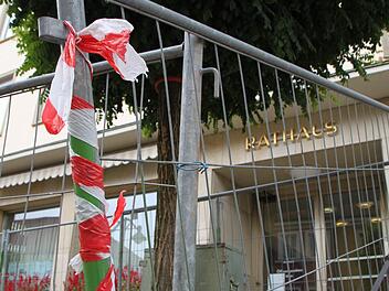 Die Baustelle vor dem Rathaus ärgert viele Bürger. Foto: Ulrike Müller
