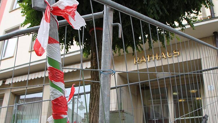 Die Baustelle vor dem Rathaus ärgert viele Bürger. Foto: Ulrike Müller