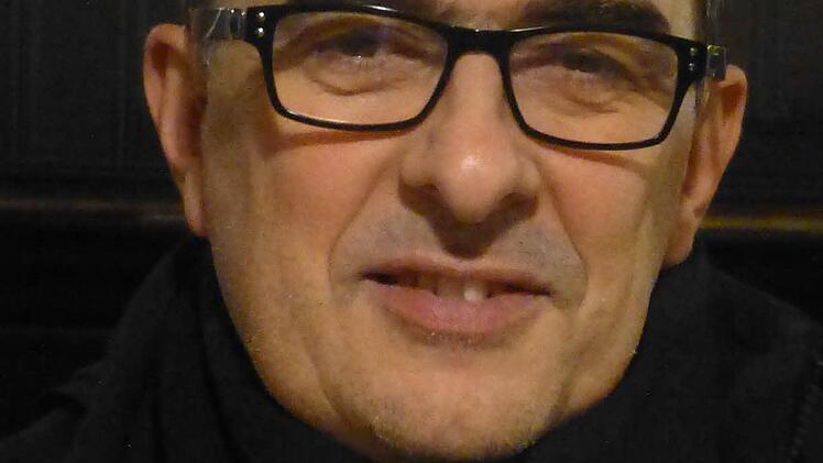 Jörg Wöltche (Musikalische Leitung, Orgel): Ich bin sehr gespannt, ob die Umsetzung dieses empfindlichen Themas, Ewigkeitssonntag, Totengedenken, mit dem Titel dieses Gottesdienstes, "Grenzenloser Lebensmut", gelingt, ob wir die Menschen erreichen mit diesem empfindlichen Thema.