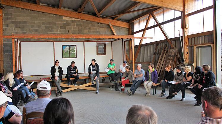 Die Theaterbühne für das große Festwochenende zum 700-jährigen Bestehen von Detter ist aufgestellt und die Organisationsteams besprechen letzte Einzelheiten. Für den Fall, dass es regnet, kann die Feier in die Halle verlegt werden.  Foto: Julia Raab