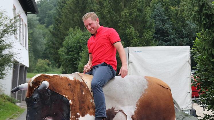 Julian Blum machte auf dem Bullen keine schlechte Figur, trotzdem machte auch er des öfteren Bekanntschaft mit dem Luftkissen. Foto: Michael Stelzner