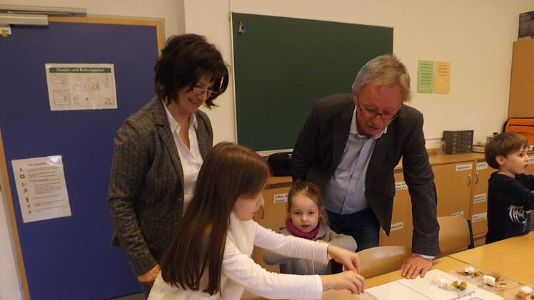 Im Hintergrund das Ehepaar Ultsch