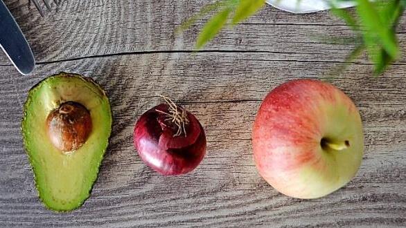 Im Vergleich zur weitgereisten Avocado schonen Zwiebeln und &Auml;pfel aus der Region die Umwelt und den Geldbeutel.  Foto: Iris M&uuml;ller