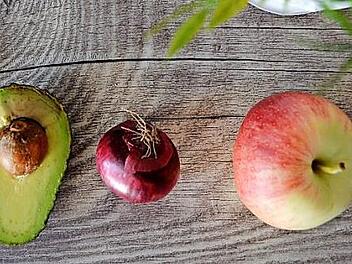 Im Vergleich zur weitgereisten Avocado schonen Zwiebeln und Äpfel aus der Region die Umwelt und den Geldbeutel.  Foto: Iris Müller