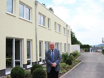 Caritas-Geschäftgsführer Richard Reichi vor dem neuen Coburger Hospizgebäude in der Kükenthalstraße. Foto: Simone Bastian