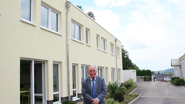 Caritas-Geschäftgsführer Richard Reichi vor dem neuen Coburger Hospizgebäude in der Kükenthalstraße. Foto: Simone Bastian