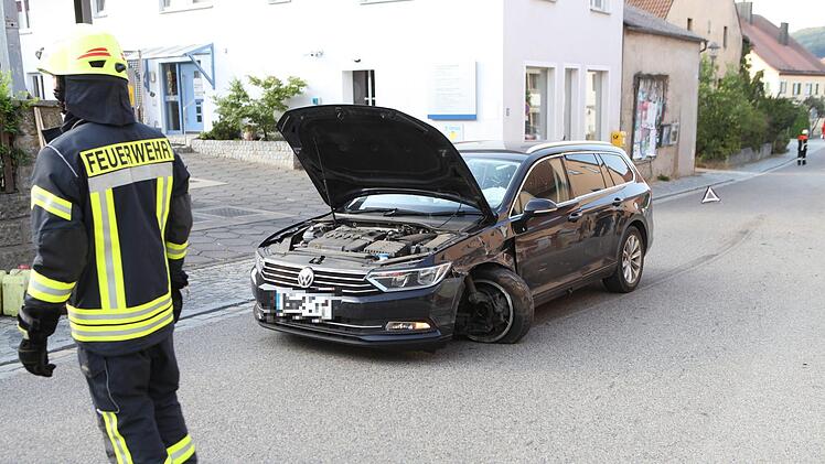 Die Vorderachse des VW wurde durch den Zusammensto&szlig; stark in Mitleidenschaft gezogen. Foto: News 5 / Haag