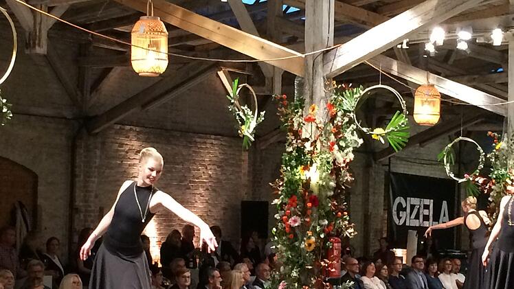 Modenschau im Coburger Güterbahnhof: Tänzerinnen vom  Ballettstudio am Ketschentor präsentierten Schmuck vom Coburger Juwelier DelochOliver Schmidt