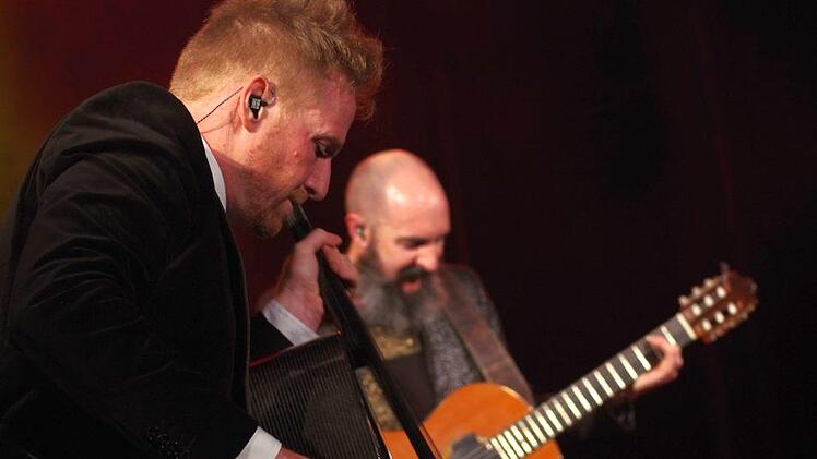 Christian Krebs und Philipp Seeholzer haben beide am Konservatorium in Luzern ihre Instrumente studiert. Auf Umwegen fanden sie zu einer Rock'n Roll Band zusammen.Klaus Werner