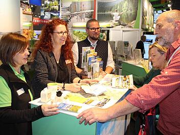 Siegfried und Ursula Angele (Biberach, rechts im Bild) lassen sich von Ursula Kritsch (von links), Susanne Kaiser und Christoph Neubauer auf dem Stand der Rhön GmbH auf der Touristikmesse CMT in Stuttgart von einem Urlaub in der Rhön überzeugen.  Fotos: Paul Ziegler