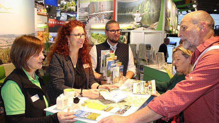 Siegfried und Ursula Angele (Biberach, rechts im Bild) lassen sich von Ursula Kritsch (von links), Susanne Kaiser und Christoph Neubauer auf dem Stand der Rhön GmbH auf der Touristikmesse CMT in Stuttgart von einem Urlaub in der Rhön überzeugen.  Fotos: Paul Ziegler