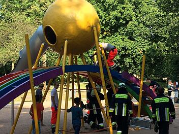 Spielplatz im Kontumazgarten in Nürnberg: Die Feuerwehr befreit ein Kind aus einem Klettergerüst. Foto: Nikolas Pelke