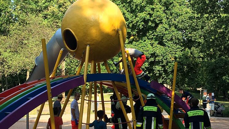 Spielplatz im Kontumazgarten in Nürnberg: Die Feuerwehr befreit ein Kind aus einem Klettergerüst. Foto: Nikolas Pelke