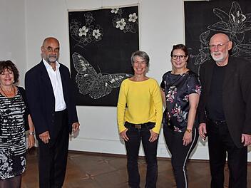 "Unter Druck" heißt die neueste Ausstellung des Galeristenehepaars Egon Stumpf und Eleonore Schmidts-Stumpf (links) im Schloss Oberschwappach mit Arbeiten von Kristin Finsterbusch aus Würzburg (Mitte), Karin Brosa aus Essen/Marburg (zweite von rechts), Rainer Funk aus Nürnberg (rechts) sowie Markus Lörwald aus Düsseldorf und Patrik Fauck aus Leipzig (nicht im Bild). Foto: Ulrike Langer