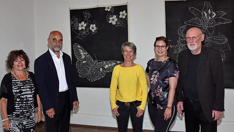 "Unter Druck" heißt die neueste Ausstellung des Galeristenehepaars Egon Stumpf und Eleonore Schmidts-Stumpf (links) im Schloss Oberschwappach mit Arbeiten von Kristin Finsterbusch aus Würzburg (Mitte), Karin Brosa aus Essen/Marburg (zweite von rechts), Rainer Funk aus Nürnberg (rechts) sowie Markus Lörwald aus Düsseldorf und Patrik Fauck aus Leipzig (nicht im Bild). Foto: Ulrike Langer