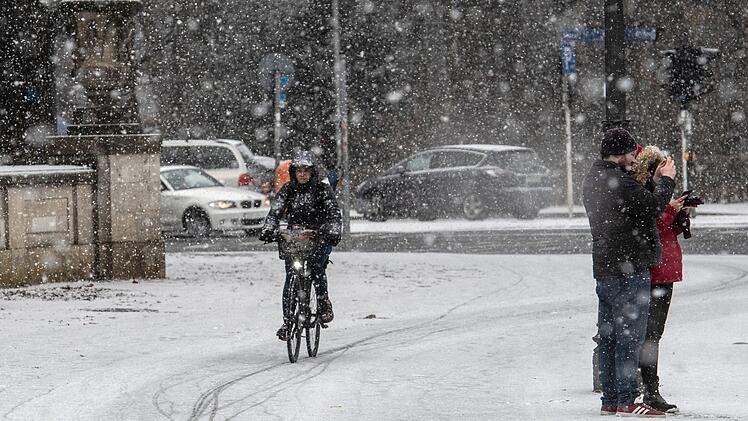 In Deutschland könnte es trotz meteorologischen Winterende doch noch zu Schneefall kommen. Der Grund: Das "Beast from the East". Foto: Daniel Karmann/dpa