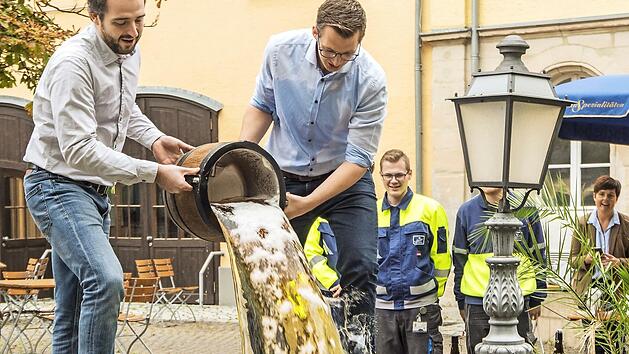 Der Höhepunkt jeder Brauertaufe ist die Bierdusche.