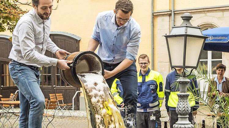 Der Höhepunkt jeder Brauertaufe ist die Bierdusche.