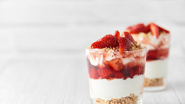 schichtdessert_mit_erdbeeren.jpg