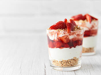 schichtdessert_mit_erdbeeren.jpg
