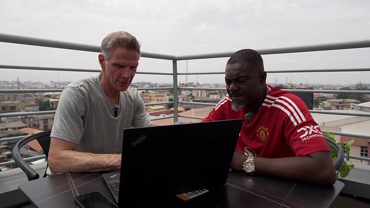 In Nigeria trifft  Christopher Grass (links) den Journalisten Priye.
