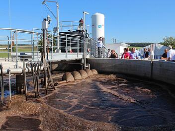 In diesem Belebungsbecken werden die restlichen Kohlenstoffverbindungen der Tee-Abwässer abgebaut. Foto: Andreas Dorsch