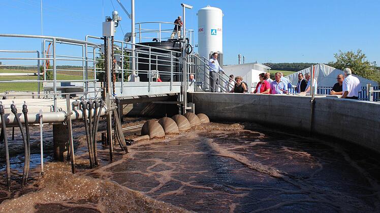 In diesem Belebungsbecken werden die restlichen Kohlenstoffverbindungen der Tee-Abwässer abgebaut. Foto: Andreas Dorsch