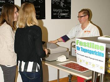 Besonders in den Pausen ist für die Schüler die Zeit knapp, um sich mit Essen zu versorgen. Deshalb wurde im "Chilly-Cafe" eine Fast-Line eingerichtet.  Foto: Sabine Weinbeer