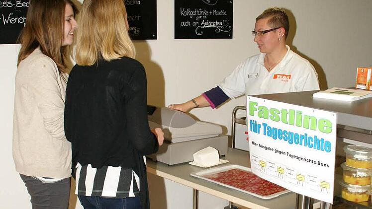 Besonders in den Pausen ist für die Schüler die Zeit knapp, um sich mit Essen zu versorgen. Deshalb wurde im "Chilly-Cafe" eine Fast-Line eingerichtet.  Foto: Sabine Weinbeer