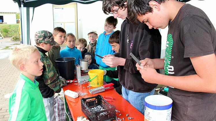 Bleigießen mit Kevin, Tim und Max (von rechts) Foto: Johanna Blum