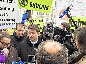 Markus Stockmann (links) von der Bürgerinitiative Gegenstrom-Elfershausen auf der Kundgebung in München. Bayerns Wirtschaftsministerin Ilse Aigner (rechts) hört sich die Forderungen an.  Foto: Landratsamt