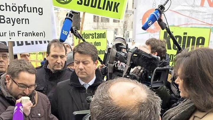Markus Stockmann (links) von der Bürgerinitiative Gegenstrom-Elfershausen auf der Kundgebung in München. Bayerns Wirtschaftsministerin Ilse Aigner (rechts) hört sich die Forderungen an.  Foto: Landratsamt