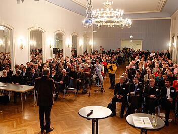 Volles Haus: Der Harmoniesaal war bis auf den letzten Platz besetzt.  Foto: Matthias Hoch