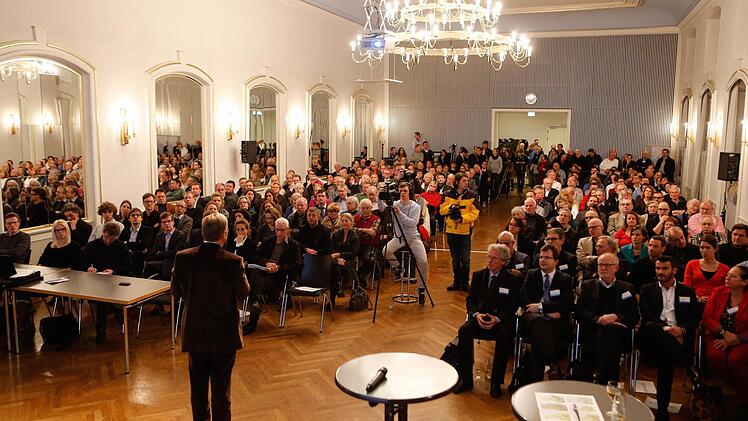 Volles Haus: Der Harmoniesaal war bis auf den letzten Platz besetzt.  Foto: Matthias Hoch