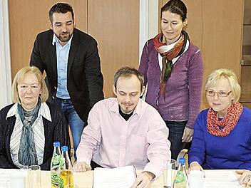 Sie stellten die Planung des Gesundheitstages vor: Bürgermeisterin Christiane Meyer und Andreas Kirchner (Stadtverwaltung, hinten) sowie die drei Initiatoren: Heilpraktikerin Gabriele Keck, Apotheker Christian Redmann und die Vorsitzende des Trauernetzes Consolare, Helga Schramm-Kuplich (vorne von links)  Foto: fra-press