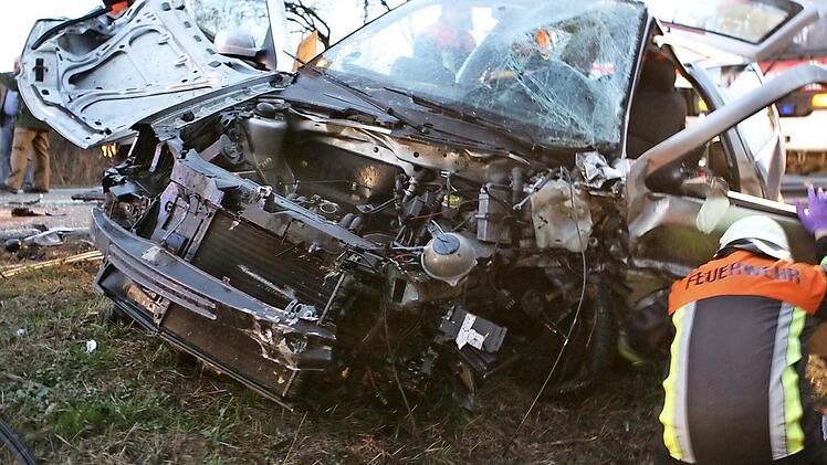 Durch den heftigen Aufprall wurde die Fahrgastzelle des VW Polo stark deformiert. Fotos: Stefan Johannes