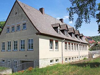 Im Uetzinger Schulhaus wird ab September eine Hortgruppe für maximal 20 Kinder eingerichtet. Die Umbauarbeiten sind in vollem Gange, der Keller ist bereits trockengelegt, eine zweite Fluchttür wird eingebaut. Fotos: Matthias Einwag
