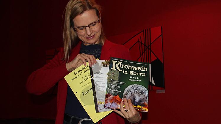 Christina Seebach-Künzel beim vergleich von drei Kirchweih-Flyern, zündende Ideen, um den Marktsonntag aufzupeppen, werden noch gesucht. twFoto: Ralf Kestel