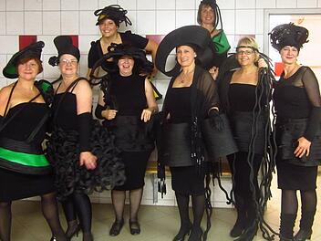 Auftritt der Kunst-Mädels bei der Kulturnacht. Diese von Edina Thern initiierte Veranstaltung wird es auch heuer geben. Außerdem will sich der LQN-Arbeitskreis "Kultur, Vereine, kirchliches Leben" in das Stammbacher "Licht- & Schattenprojekt" einbringen. Fotos: Sonja Adam