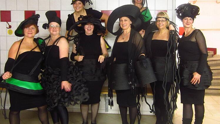 Auftritt der Kunst-Mädels bei der Kulturnacht. Diese von Edina Thern initiierte Veranstaltung wird es auch heuer geben. Außerdem will sich der LQN-Arbeitskreis "Kultur, Vereine, kirchliches Leben" in das Stammbacher "Licht- & Schattenprojekt" einbringen. Fotos: Sonja Adam