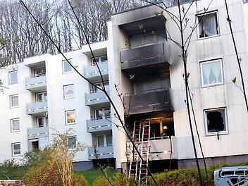 Rund 60 Einsatzkräfte von Feuerwehr, Rettungsdiensten und Polizei sorgten dafür, dass sich das Feuer nicht ausbreitete und die Verletzten versorgt wurden. Fotos: Michael Stelzner