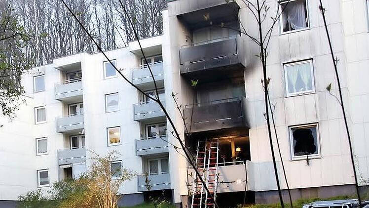Rund 60 Einsatzkräfte von Feuerwehr, Rettungsdiensten und Polizei sorgten dafür, dass sich das Feuer nicht ausbreitete und die Verletzten versorgt wurden. Fotos: Michael Stelzner