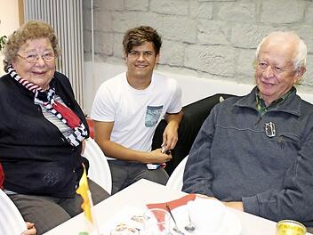 Der "Bufdi" Jan Kaiser spricht mit zwei Besuchern des Musikkaffees im Mehrgenerationenhaus in Ha&szlig;furt.  Foto: Simone Geruschke/Archiv