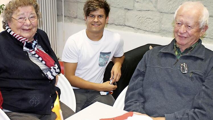 Der "Bufdi" Jan Kaiser spricht mit zwei Besuchern des Musikkaffees im Mehrgenerationenhaus in Ha&szlig;furt.  Foto: Simone Geruschke/Archiv