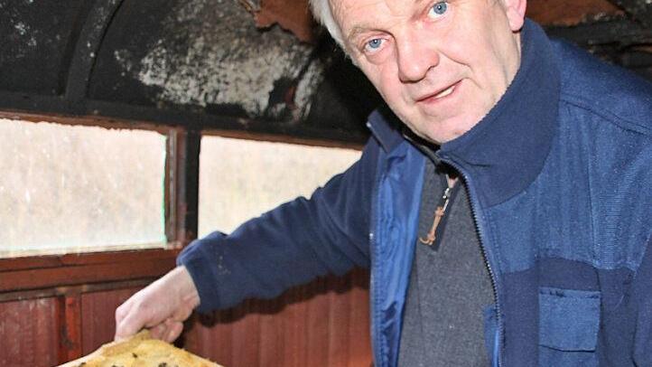 Heinrich Witzgall bei der ersten Frühjahrsdurchsicht des Stocks im Lehrbienenstand. Fotos: Klaus Klaschka