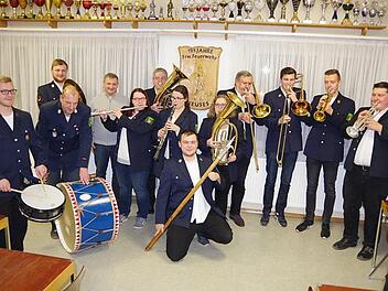 Die Feuerwehrkapelle Neuses probt f&uuml;r ihren gro&szlig;en Auftritt bei denKronacher B&uuml;ttenabenden - sehr zur Freude von Faschingsprinz Maximilian I. (Vierter von links), der dem lustigen Haufen bei den Proben seine Aufwartung machte.Heike Sch&uuml;lein